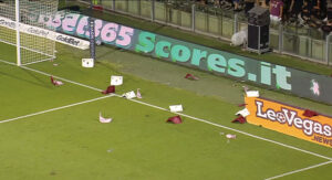 Salernitana_Samp_seggiolini_in_campo